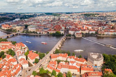 Çek Cumhuriyeti 'nin Prag Eski Kasabası. Arka planda ünlü turistik yerleri var. Charles Köprüsü İkonik 14. yüzyıl Manzaralı Yapısı, Vltava Nehri ve Prag Şehir Manzaralı. Şehri ziyaret etmeliyim. İHA