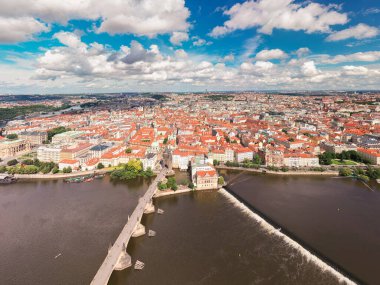 Çek Cumhuriyeti 'nin Prag Eski Kasabası. Arka planda ünlü turistik yerleri var. Charles Köprüsü İkonik 14. yüzyıl Manzaralı Yapısı, Vltava Nehri ve Prag Şehir Manzaralı. Şehri ziyaret etmeliyim. İHA