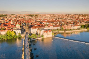 Çek Cumhuriyeti 'nin Prag Eski Kasabası. Arka planda ünlü turistik yerleri var. Charles Köprüsü İkonik 14. yüzyıl Manzaralı Yapısı, Vltava Nehri ve Prag Şehir Manzaralı. Şehri ziyaret etmeliyim. İHA