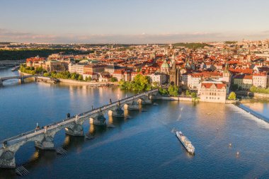 Çek Cumhuriyeti 'nin Prag Eski Kasabası. Arka planda ünlü turistik yerleri var. Charles Köprüsü İkonik 14. yüzyıl Manzaralı Yapısı, Vltava Nehri ve Prag Şehir Manzaralı. Şehri ziyaret etmeliyim. İHA