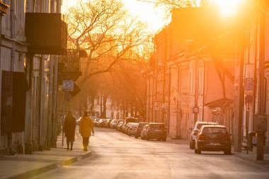 Vilnius Uzipis Bölgesi. Vilnius, Litvanya 'nın en ünlü bölgelerinden biri. Güzel Günbatımı Işığı.