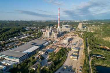 Vilnius, Litvanya 'daki birleşik enerji santrali inşaat alanı. Gariunai Pazarı 'na yakın. Arka plandaki Orman