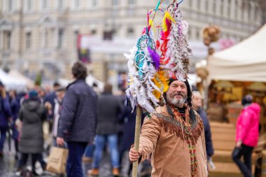 Vilnius 'taki Paskalya pazarında bir yığın insan. Kaziuko muge, Litvanyaca Kaziuka fuarı demek. Geleneksel el sanatları fuarı her Mart Old Town sokaklarında düzenleniyor