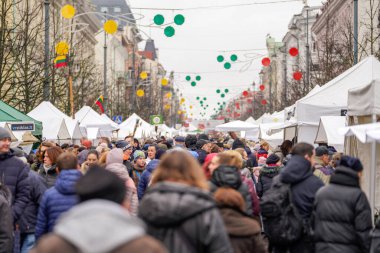 Vilnius 'taki Paskalya pazarında bir yığın insan. Kaziuko muge, Litvanyaca Kaziuka fuarı demek. Geleneksel el sanatları fuarı her Mart Old Town sokaklarında düzenleniyor