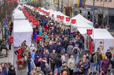 Vilnius 'taki Paskalya pazarında bir yığın insan. Kaziuko muge, Litvanyaca Kaziuka fuarı demek. Geleneksel el sanatları fuarı her Mart Old Town sokaklarında düzenleniyor