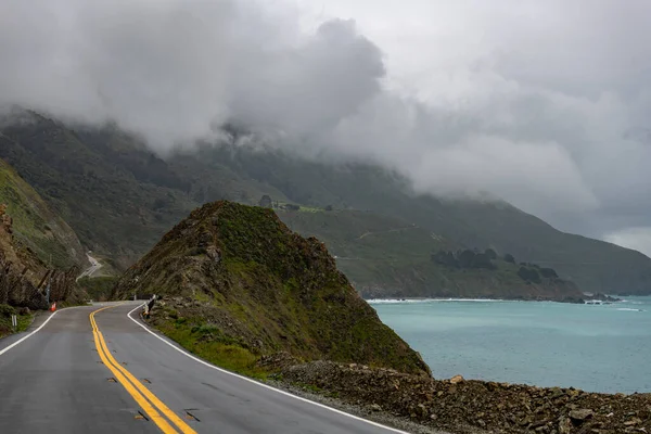 California State Route Kayalıklı Peyzaj Pasifik Okyanusu Arkaplanda Dağ — Stok fotoğraf
