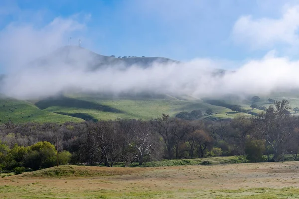 加州云彩之上的风景与自然 背景山 — 图库照片