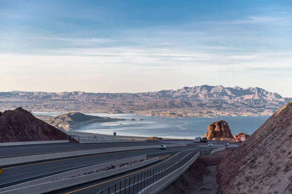 Straße Kalifornien Mit Fahrzeugen Und Berg See Hintergrund Usa — Stockfoto