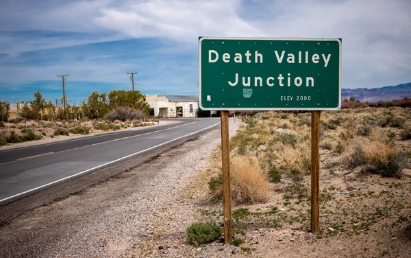 加州的死亡谷交叉口死亡谷的标志 — 图库照片