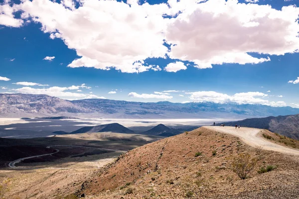 Landschaft Des Death Valley Kalifornien Straße Und Wolkenverhangener Himmel Hintergrund — Stockfoto