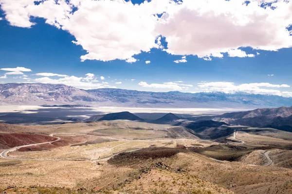 Пейзаж Долины Смерти Калифорнии Дорога Облачное Небо Заднем Плане — стоковое фото