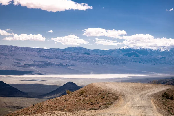 Пейзаж Долины Смерти Калифорнии Дорога Облачное Небо Заднем Плане Люди — стоковое фото