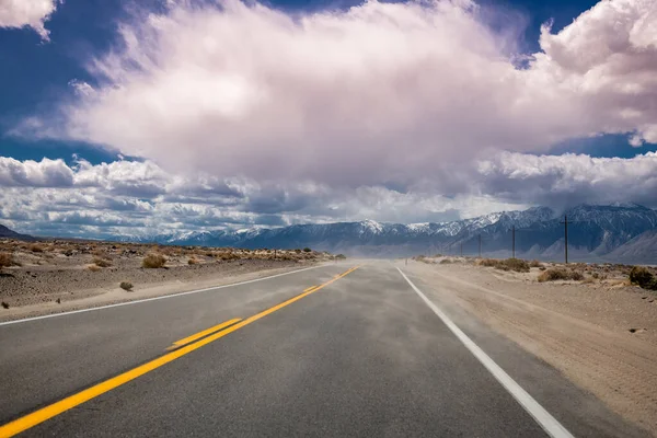 Empty Road Death Valley California — стоковое фото