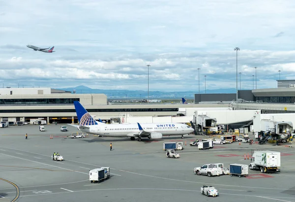 旧金山 加利福尼亚州 2019年4月4日 旧金山国际机场 联合航空公司波音公司背景下的税务和地勤服务 美国航空公司起飞了 — 图库照片