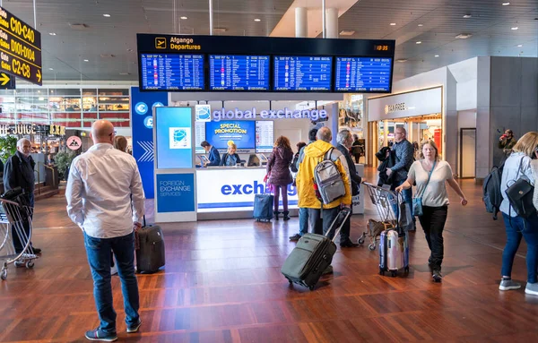 哥本哈根 2019年4月5日 哥本哈根国际机场 带着屏幕和人离开 — 图库照片