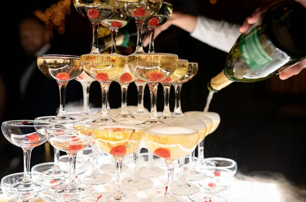 Champagne Glazen Staan Een Toren Het Bruiloftsfeest Champagne Glazen Piramide — Stockfoto