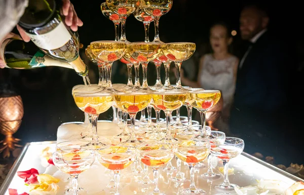 Champagne Glasses Standing Tower Wedding Party Champagne Glass Pyramid Pyramid — Foto Stock