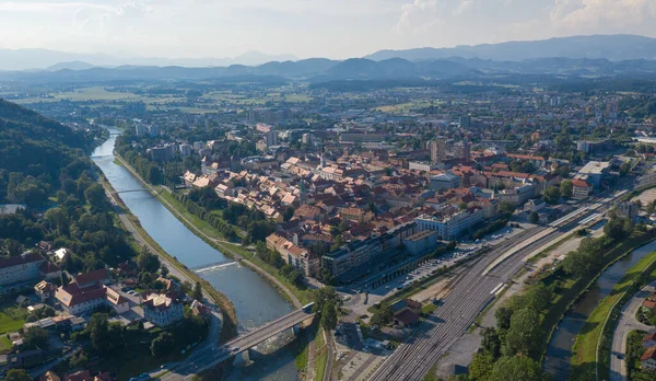 Slovenya 'nın Celje şehrinde Savinja nehri arka planda ve Cityscape. Celje Kalesi 'nin ünlüsü.