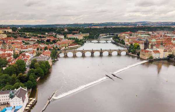布拉格旧城 捷克共和国著名的观光景点背景 查尔斯桥14世纪具有景观的建筑 Vltava河和布拉格城市景观 必须访问城市 — 图库照片