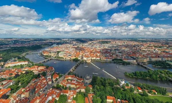 布拉格旧城 捷克共和国著名的观光景点背景 查尔斯桥14世纪具有景观的建筑 Vltava河和布拉格城市景观 必须访问城市 — 图库照片