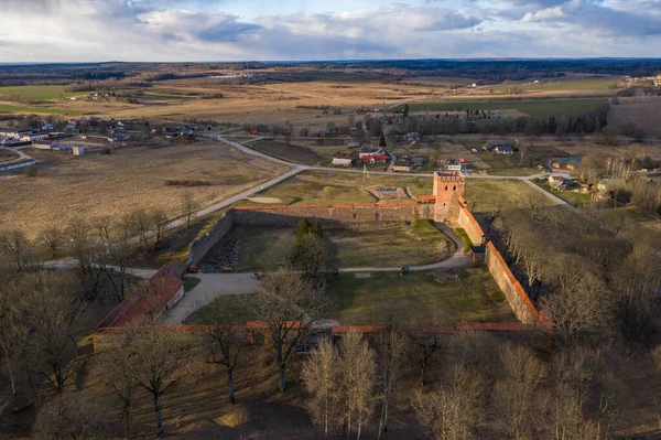 リトアニアのメディニンカイ城 リトアニアのヴィリニュス地区にある中世の城は14世紀前半に建てられた 城には4つの門と塔があった — ストック写真