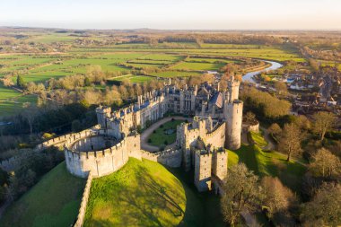 Arundel Kalesi, Arundel, Batı Sussex, İngiltere, Birleşik Krallık. Kuş Gözü Manzarası. Güzel Günbatımı Işığı