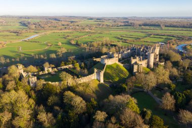 Arundel Kalesi, Arundel, Batı Sussex, İngiltere, Birleşik Krallık. Kuş Gözü Manzarası. Güzel Günbatımı Işığı