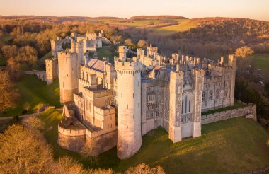 Arundel Kalesi, Arundel, Batı Sussex, İngiltere, Birleşik Krallık. Kuş Gözü Manzarası. Güzel Günbatımı Işığı