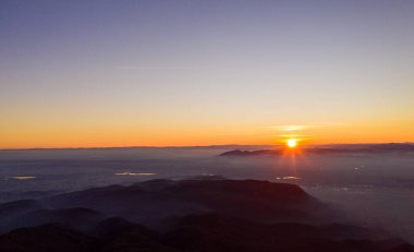 Hırvatistan 'da Zagreb Skyline. Sunset Light Renkli Gökyüzü ve Arkadaki Kale. Medvednica Dağı 'nın tepesinden bak. Haze Arkaplanı.