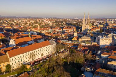 Zagrep 'in Eski Kenti ve Arka planda Zagreb Katedrali olan Cityscape. Hırvatistan.