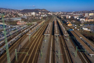 Budapeşte 'deki Kelenfold Tren İstasyonu, Macaristan ve Arka plandaki Şehir.