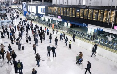 Londra, İngiltere - 15 Ocak 2020: Waterloo İstasyonu Londra 'da. Birleşik Krallık 'taki Ulusal Demiryolu şebekesinde Merkez Londra terminali