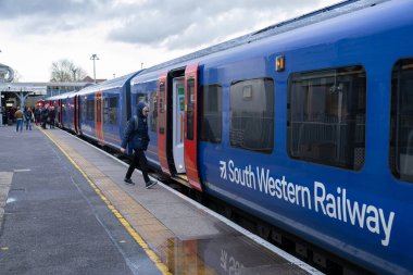 Farnham, İngiltere 'deki tren istasyonu. Soutth Batı Tren İstasyonu Londra Waterloo İstasyonu. İnsanlar Ayrılışı Bekliyor