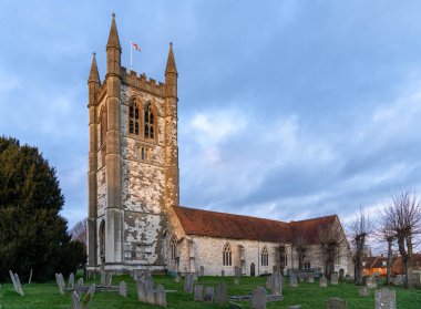 St. Andrew Kilisesi. İngiltere, Surrey, Farnham 'ın merkezindeki Anglikan kilisesi. Akşam Geç Saatler