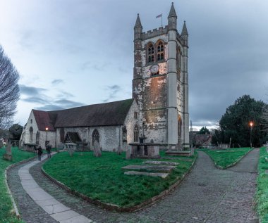 St. Andrew Kilisesi. İngiltere, Surrey, Farnham 'ın merkezindeki Anglikan kilisesi. Akşam Geç Saatler