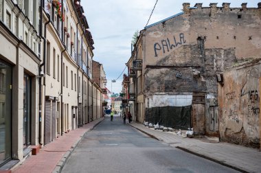 VILNIUS, Litvanya - 16 Haziran 2018: Vilnius Old Town, Litvanya. Downtown Caddesi ve Mimarlık