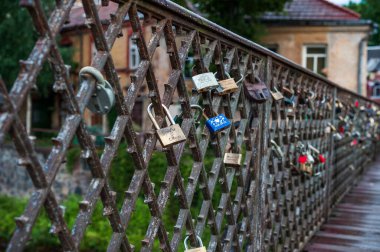 Vilnius, Litvanya 'daki Köprü ve Düğün Kilitleri. Uzupis Bölgesi