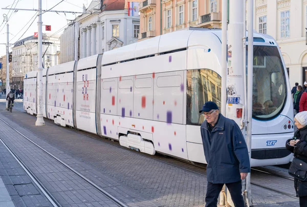 Загреб Кроатия Января 2020 Новый Современный Трамвай Улице Загреба Хорватия — стоковое фото