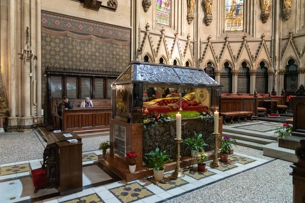 ZAGREB, CROATIA - Ocak 06, 2020: Zagreb Katedrali 'nin mihrabının arkasındaki mübarek Alojzije Stepinac Sarcophagus. Zagreb, Hırvatistan.