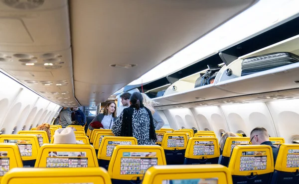 Vilnius Litwa Styczeń 2020 Osoby Wsiadające Samolotu Ryanair Międzynarodowym Porcie — Zdjęcie stockowe