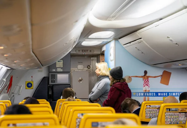 Vilnius Litwa Styczeń 2020 Ludzie Czekają Kolejce Toalety Samolocie Ryanair — Zdjęcie stockowe