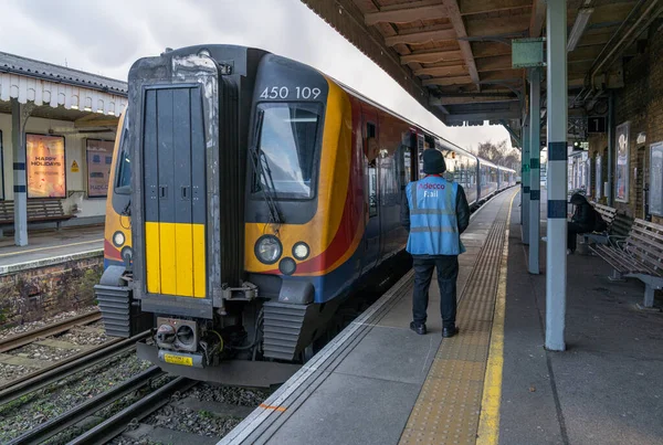 イギリスのファーナム駅 南西部の鉄道ロンドンワーテルロー駅への列車 人々は出発を待っている — ストック写真