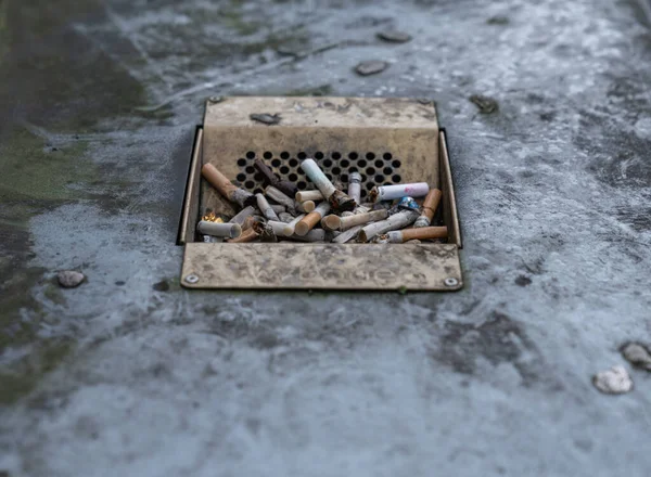 Zigarettenstummel Aschenbecher Auf Dem Öffentlichen Mülleimer England London Schmutzig — Stockfoto