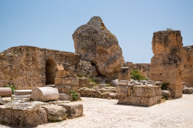 Tunus, Tunus 'ta Antoninus Hamamları veya Kartaca Hamamları. Bunlar Afrika kıtasındaki en geniş Roma Thermae seti ve Roma İmparatorluğu 'nun en büyük üç tanesinden biri..
