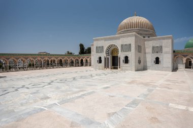 Tunus, Manastır 'daki Bourguiba mozolesi. Tunus 'un eski cumhurbaşkanı Tunus' un bağımsızlığının babası Habib Bourguiba 'nın kalıntılarını içeren, Tunus' un başkenti Manastır 'da anıtsal bir mezardır.