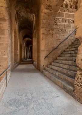 Tunus 'taki El Jem Amfitiyatrosunun içi. Amfiteatr, Tunus 'un El Cem şehrinde, eski adı Thysdrus olan Roma' nın Afrika eyaletinde yer almaktadır. 1979 yılından bu yana UNESCO tarafından Dünya Mirası Listesi olarak listelenmektedir.
