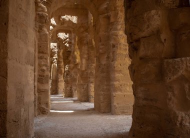 Tunus 'taki El Jem Amfitiyatrosunun içi. Amfiteatr, Tunus 'un El Cem şehrinde, eski adı Thysdrus olan Roma' nın Afrika eyaletinde yer almaktadır. 1979 yılından bu yana UNESCO tarafından Dünya Mirası Listesi olarak listelenmektedir.