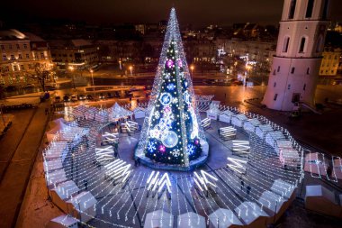 Vilnius, Litvanya 'daki Noel Ağacı. Avrupa 'nın en iyi ve en güzel Noel şehridir..