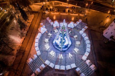 Vilnius, Litvanya 'daki Noel Ağacı. Avrupa 'nın en iyi ve en güzel Noel şehridir..