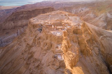 Masada, ne zaman? İsrail'in güney bölgesinde eski sur. İsrail'in Ölü Deniz bölgesinde Masada Milli Parkı. Masada kalesi.